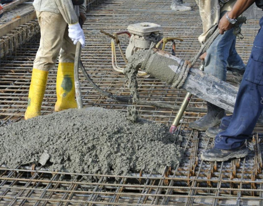 Beton wordt verdicht met een trilnaald op de wapening