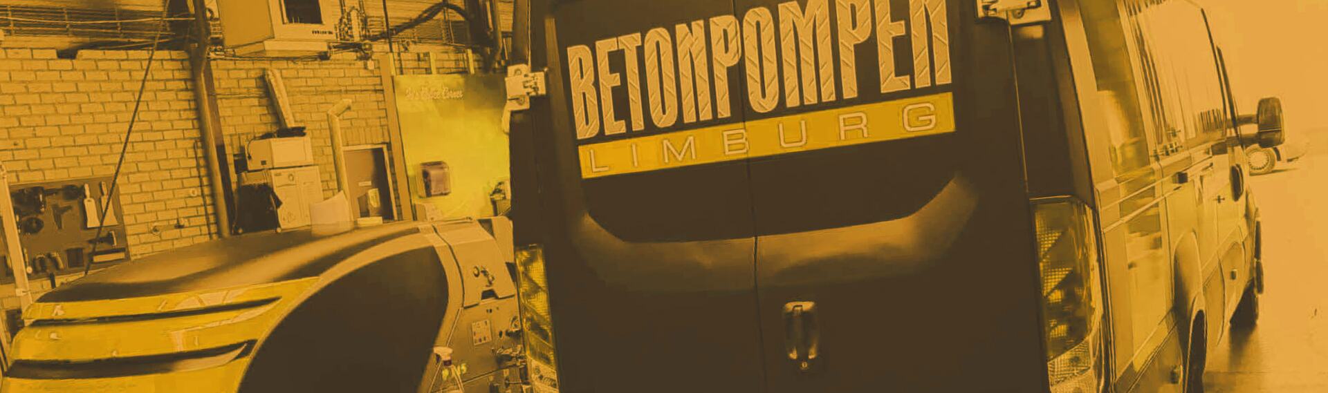 Bedrijfsbus met aanhangerbetonpomp van Betonpompenspecialist